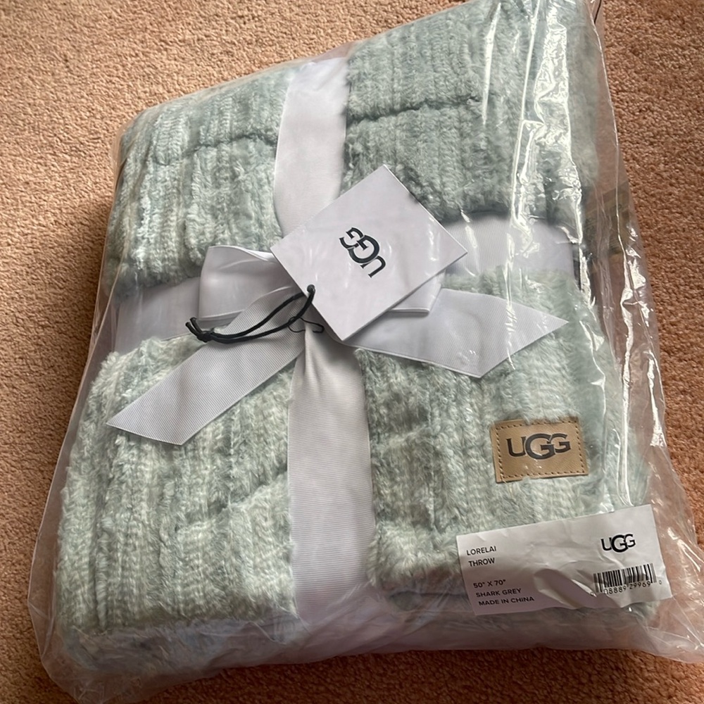 UGG so soft throw new comes in blue also)no offer please)
